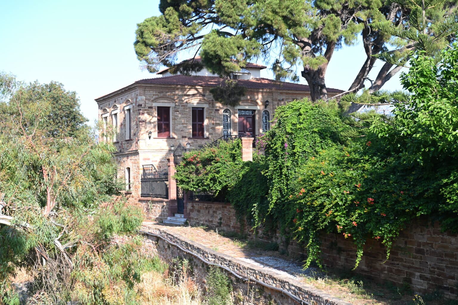 Historic mansions and citrus gardens in Kambos Chios
