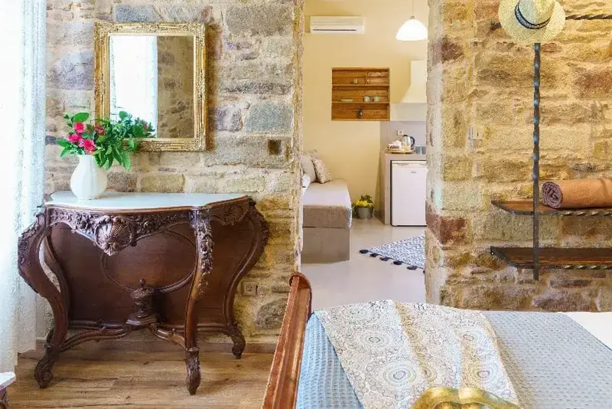First floor double and triple rooms in Chios with view in Kambos