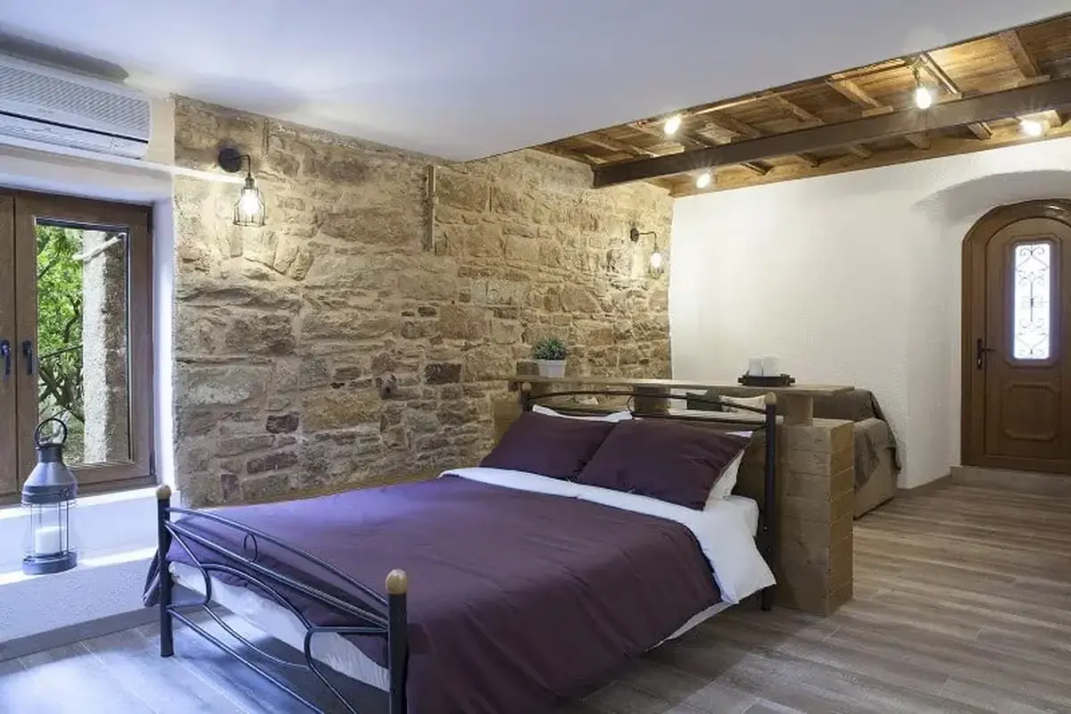 Ground floor double and triple rooms in Chios with garden access