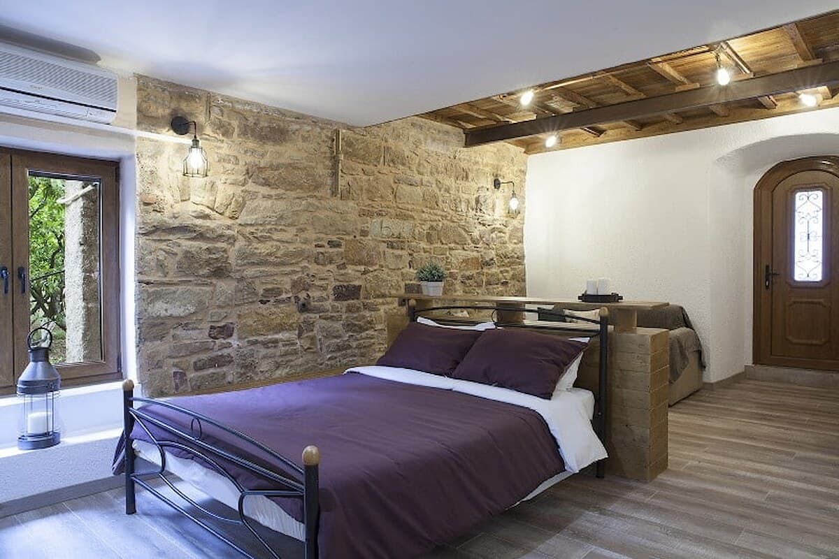 Ground-floor room with garden access at Voulamandis House in Kambos